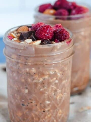 Pint jar filled with mocha overnight oats.