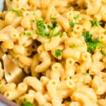 Close up texture of macaroni and cheese made with elbow pasta