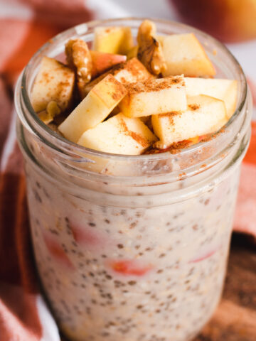Pint ball jar filled with oats and apple slices.